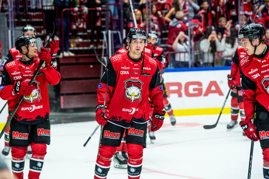 Malmö Redhawks Johan Ivarsson jublar med lagkamraterna