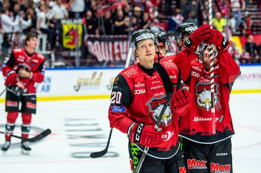 Malmö Redhawks Thomas Berg Paulsen jublar med lagkamraterna