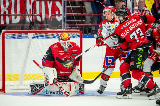 Frölundas Max Friberg mot Malmö Redhawks målvakt Adam