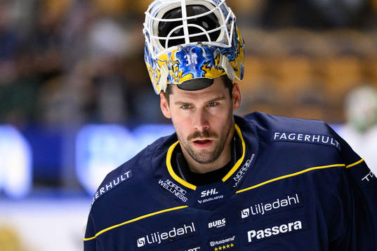 HV71s målvakt Joni Ortio värmer upp innan ishockeymatchen