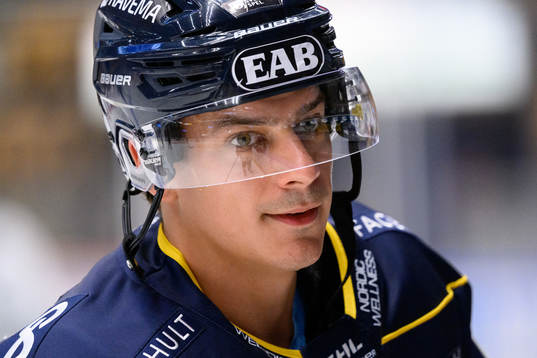HV71s André Petersson värmer upp innan ishockeymatchen i