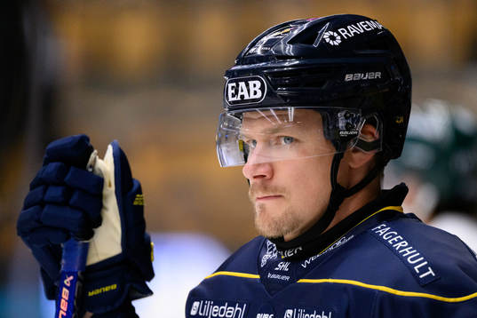 HV71s Simon Önerud värmer upp innan ishockeymatchen i SHL