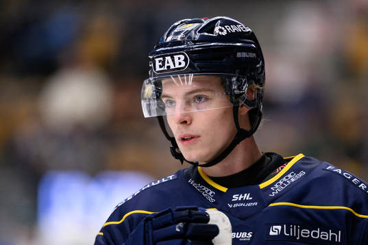 HV71s Oscar Fisker Molgaard värmer upp innan