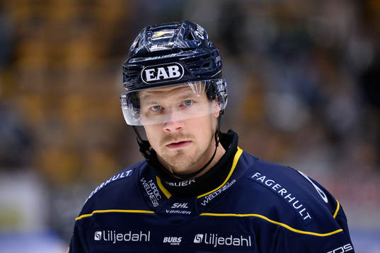 HV71s Simon Önerud värmer upp innan ishockeymatchen i SHL