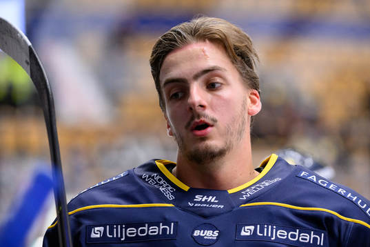 HV71s Isac Brännström värmer upp innan ishockeymatchen i