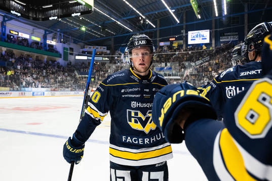 HV71s Oskar Stål-Lyrenäs jublar