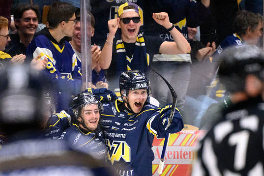 HV71s Henrik Borgström jublar