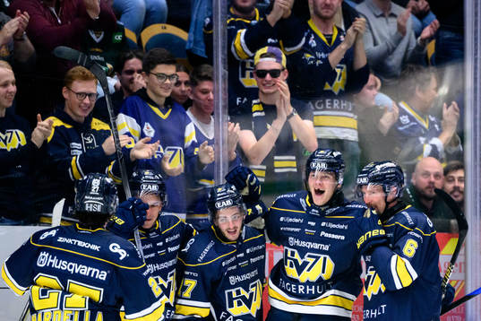 HV71s Henrik Borgström jublar