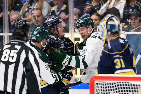Slagsmål mellan HV71s Tommi Tikka och Färjestads Victor