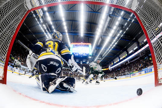 HV71s målvakt Joni Ortio tittar