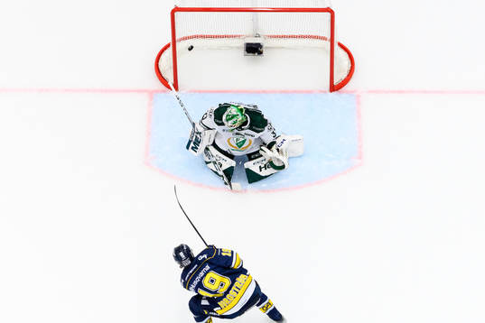HV71s Henrik Borgström gör 2-0 bakom Färjestads målvakt