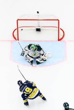 HV71s Henrik Borgström gör 2-0 bakom Färjestads målvakt