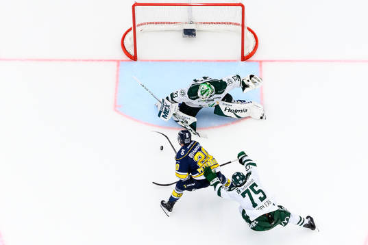 HV71s André Petersson mot Färjestads målvakt Maxime