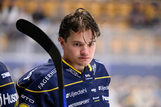 HV71s Olle Strandell värmer upp innan ishockeymatchen i