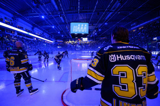 HV71s spelare åker ut på isen innan ishockeymatchen i SHL