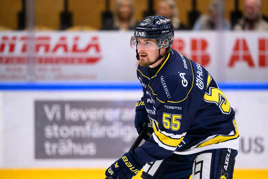 HV71s Mikael Seppälä värmer upp innan ishockeymatchen i