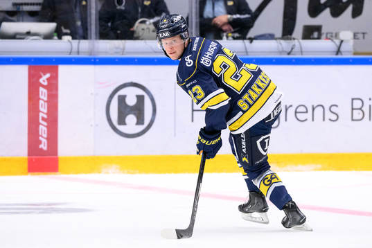 HV71s Åke Stakkestad värmer upp innan ishockeymatchen i