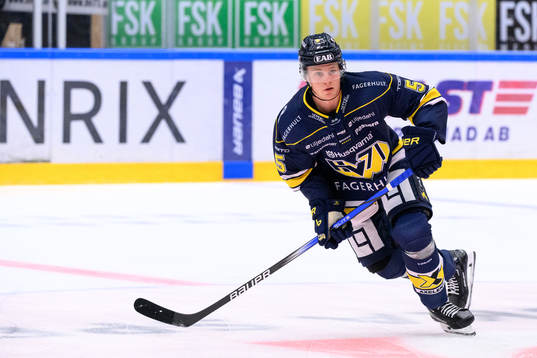 HV71s Victor Sjöholm värmer upp innan ishockeymatchen i