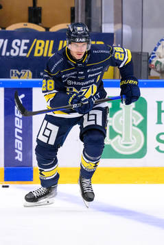 HV71s Joonas Nättinen värmer upp innan ishockeymatchen i