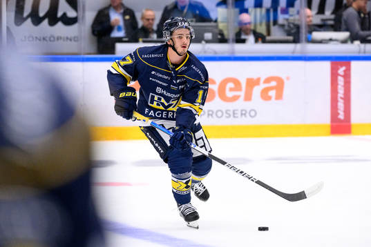 HV71s Isac Brännström värmer upp innan ishockeymatchen i