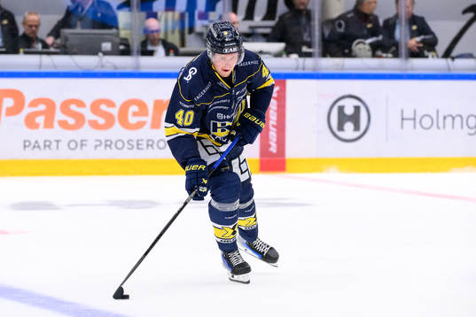 HV71s Oskar Stål-Lyrenäs värmer upp innan