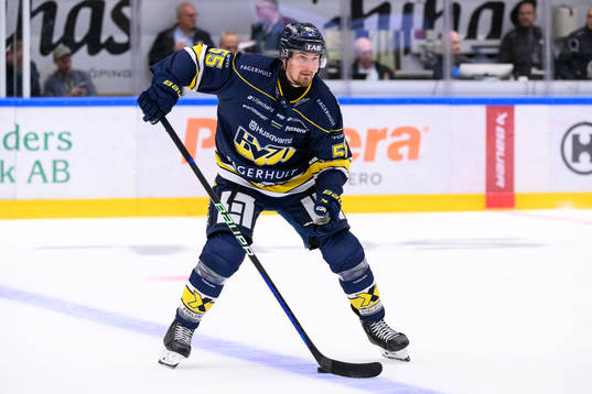 HV71s Mikael Seppälä värmer upp innan ishockeymatchen i