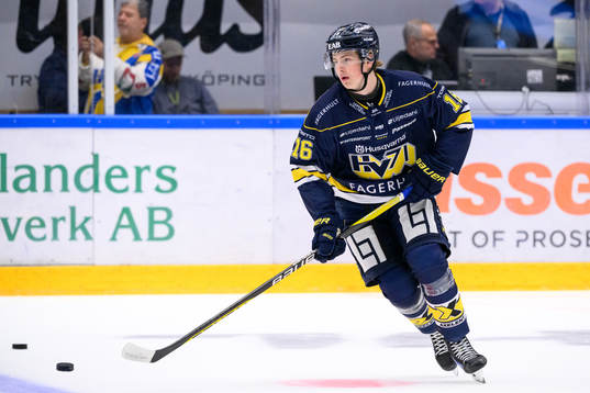 HV71s Axel Landén värmer upp innan ishockeymatchen i SHL