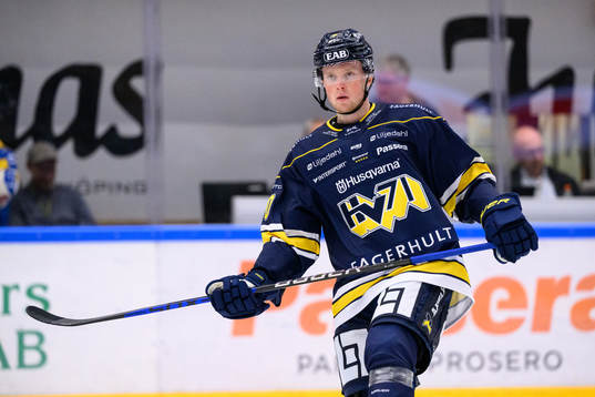 HV71s Oskar Stål-Lyrenäs värmer upp innan