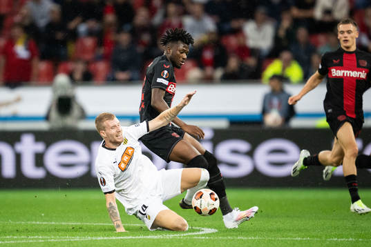 Simon Gustafson of Häcken and Edmond Tapsoba of Bayer
