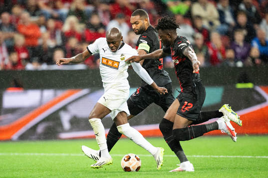 Edward Chilufya of Häcken against Jonathan Tah and Edmond