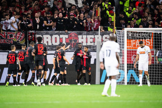 Victor Boniface of Bayer Leverkusen celebrates with team