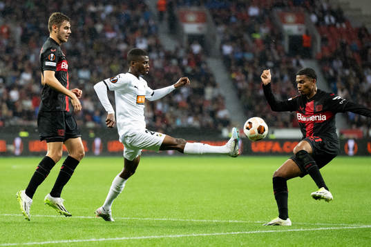Akoua Romeo Amane of Häcken and Amine Adli of Bayer