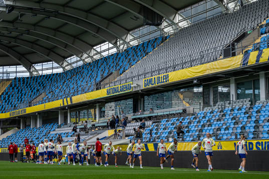 Players warm up
