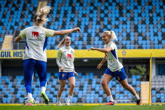 Kosovare Asllani and Amanda Nildén