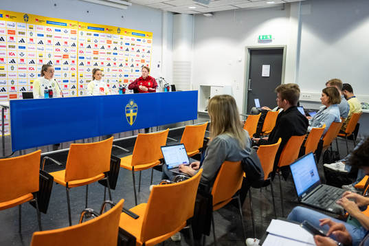 Kosovare Asllani, Johanna Rytting Kaneryd and press officer