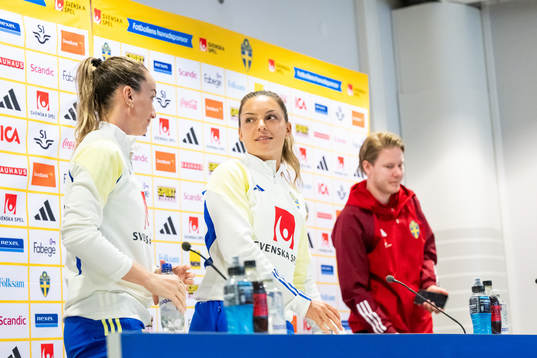 Kosovare Asllani, Johanna Rytting Kaneryd and press officer