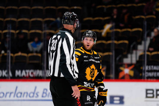 Domare Johannes Käck och Skellefteås Filip Sandberg