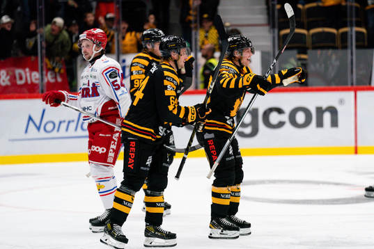 Skellefteås Jonathan Pudas och Anton Heikkinen jublar