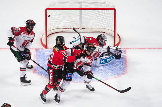 Luleås Pontus Andreasson (ej i bild) gör 1-0 bakom