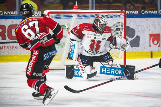 Luleås Linus Omark och Örebros målvakt Jhonas Enroth