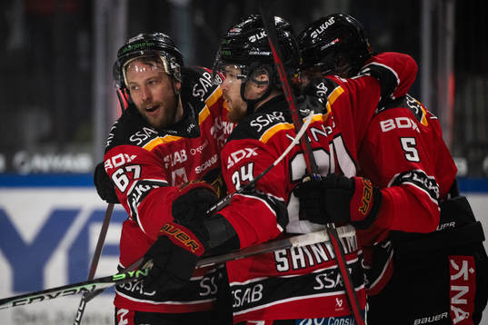 Luleås Linus Omark jublar med lagkamrater