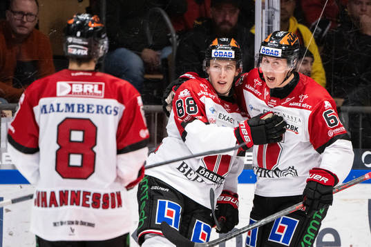 Örebros Jonathan Lekkerimäki och Robert Leino jublar