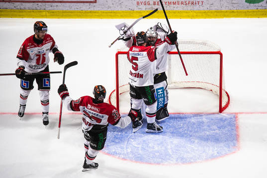 Örebros Gustav Backström och målvakt Jhonas Enroth jublar