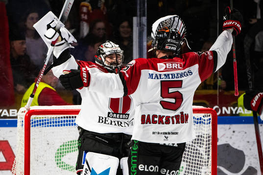 Örebros målvakt Jhonas Enroth och Gustav Backström jublar