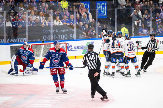 Växjös Emil Sylvegård jublar med lagkamrater och