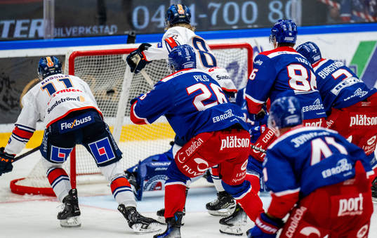 Växjös Kalle Kossila gör 0-2 bakom Oskarshamns målvakt