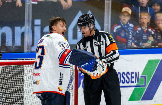 Växjös målvakt Emil Larmi diskuterar med domaren