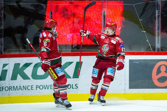 MoDos Riley Woods jublar med Daniel Brickley