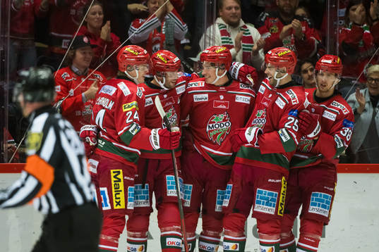 Modos David Rundblad jublar med lagkamrater