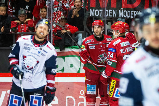 MoDos Johan Södergran jublar med lagkamrater